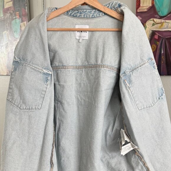 Zara - Oversized Distressed Rigid Denim Shirt Jacket in Light Wash - Picture 6 of 9